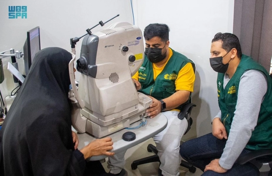 



سيدة تجري كشفا على عينيها