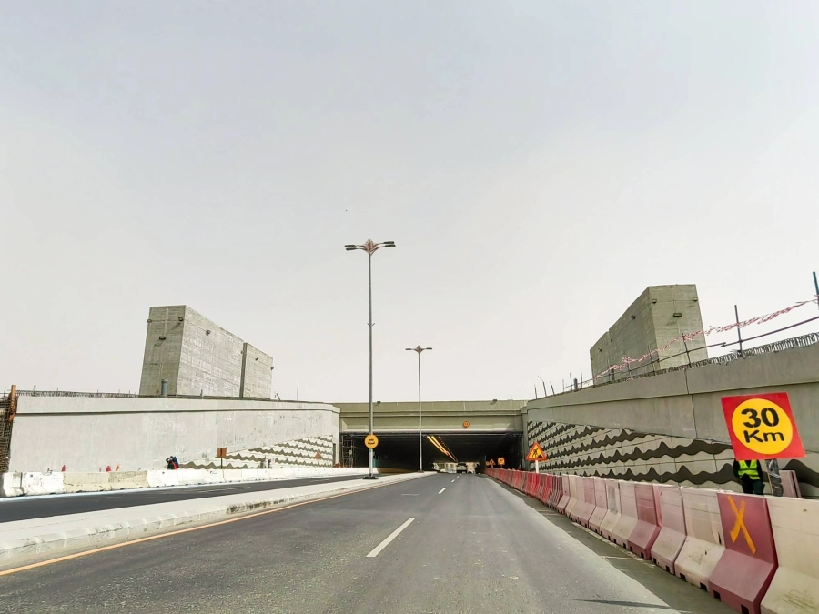 أحد الأنفاق في حي الرصيفة بالعاصمة المقدسة بعد افتتاحه أخيرا ضمن مشروعات تطويرية يجري افتتاحها قبل حج هذا العام.
