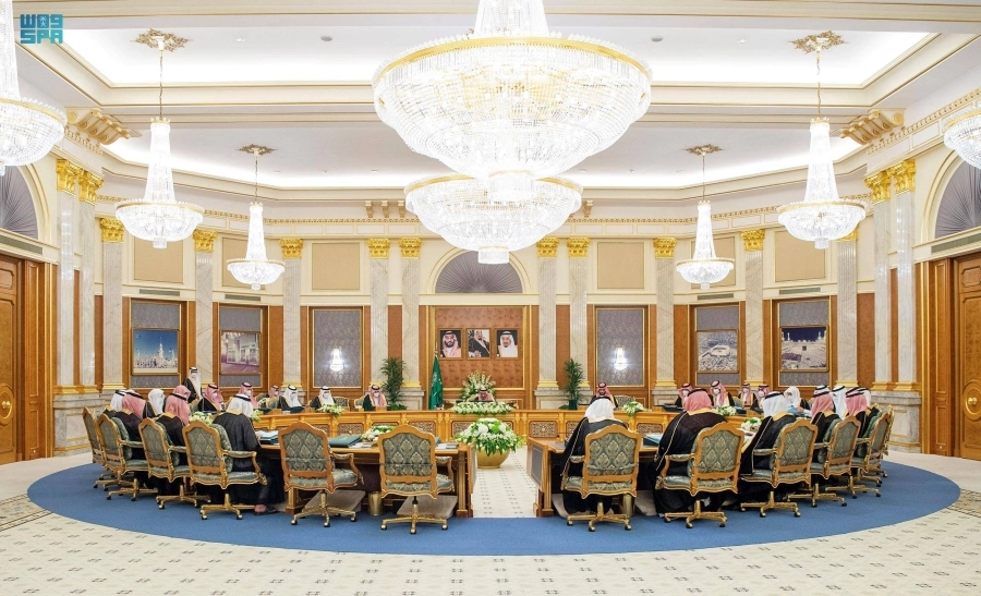 خادم الحرمين مترئسا جلسة مجلس الوزراء أمس (واس) 