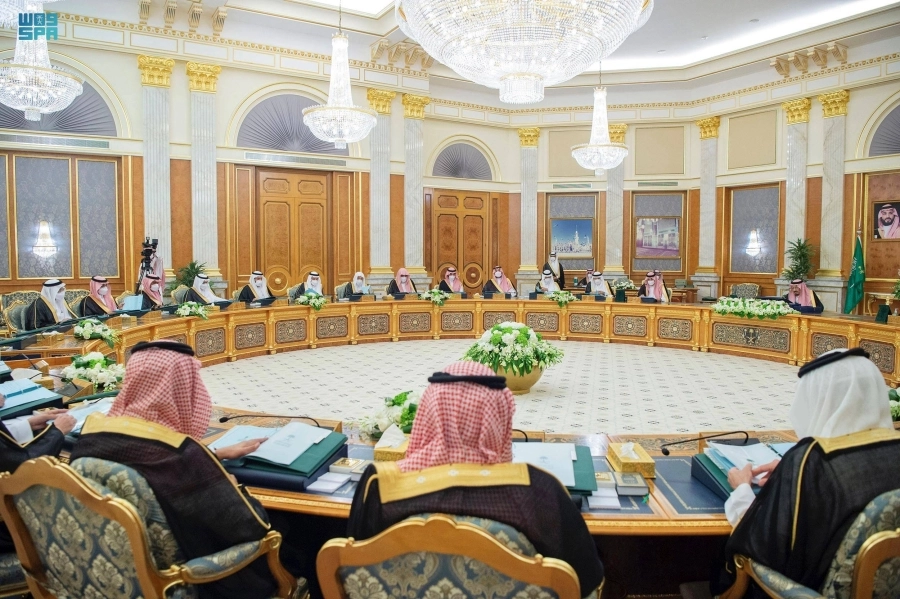 خادم الحرمين مترئسا جلسة مجلس الوزراء أمس (واس) 