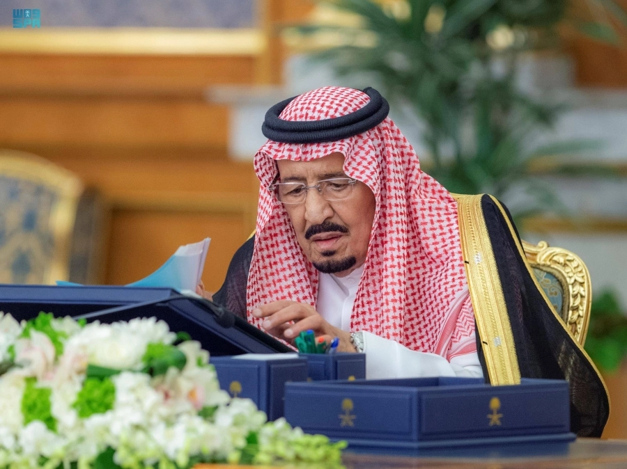 خادم الحرمين مترئسا جلسة مجلس الوزراء أمس (واس)