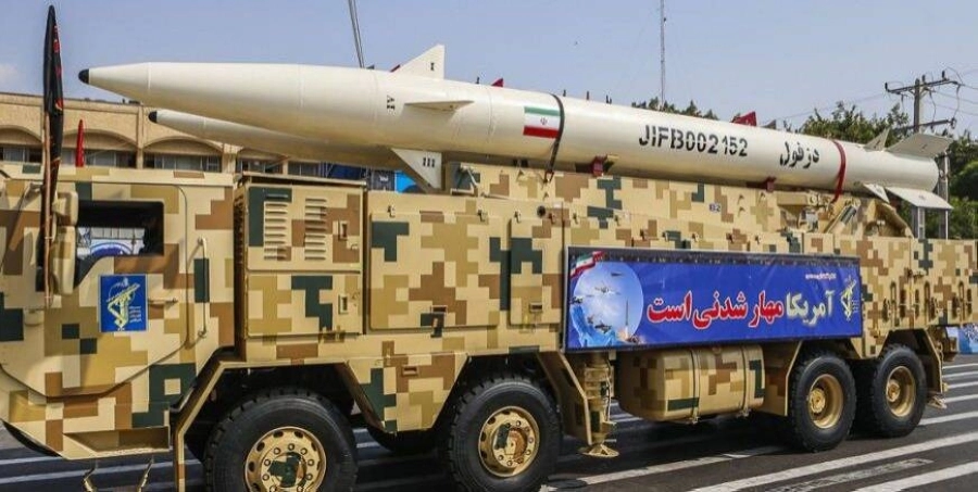 صاروخ إيراني يحمل عدوانا على المنطقة (مكة)