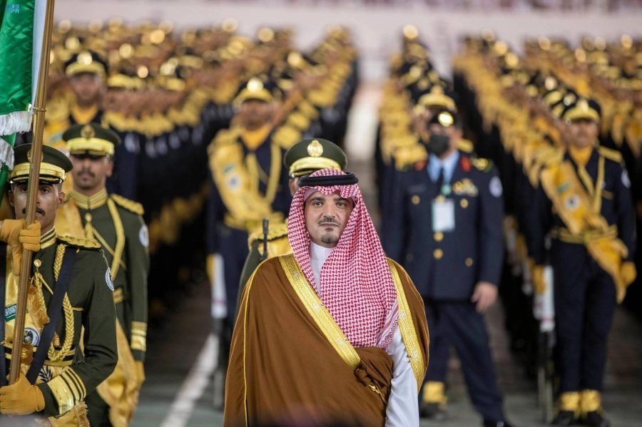 وزير الداخلية خلال عزف السلام الملكي (مكة)