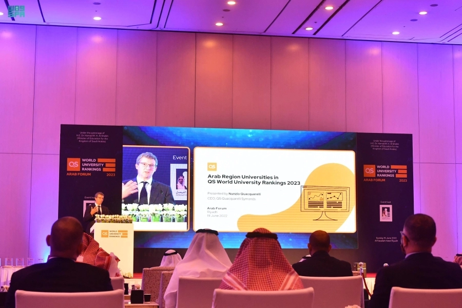 






الحضور يستمعون لكلمة المدير الإقليمي لكيو اس                  (مكة)