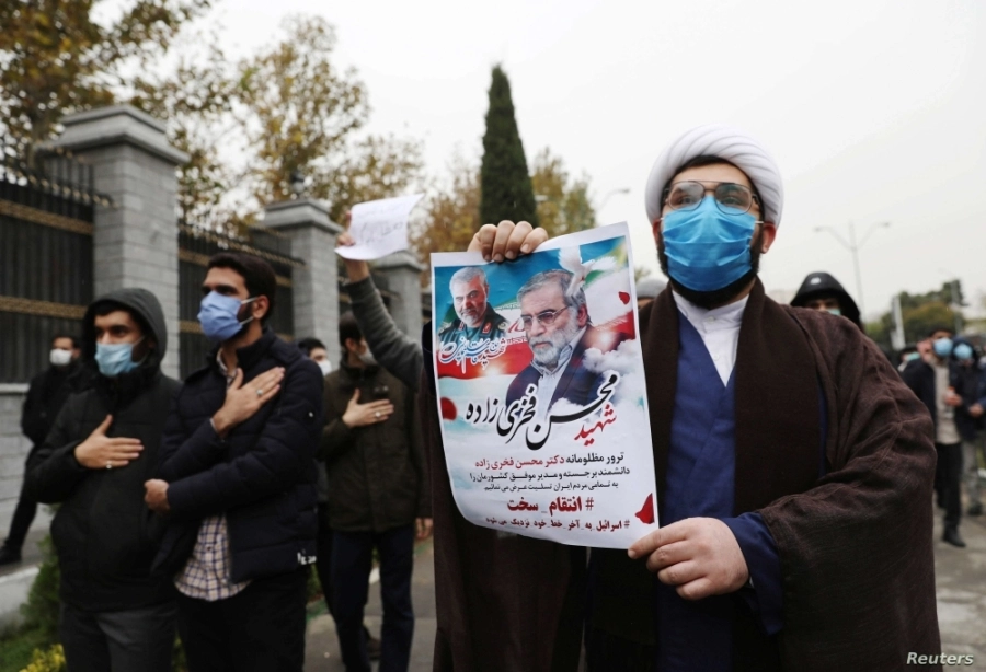 






 إيرانيون ينعون سليماني وزاده