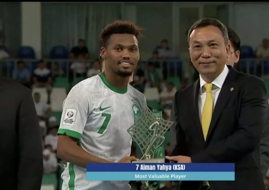 



أيمن يحيى يتسلم جائزة أفضل لاعب