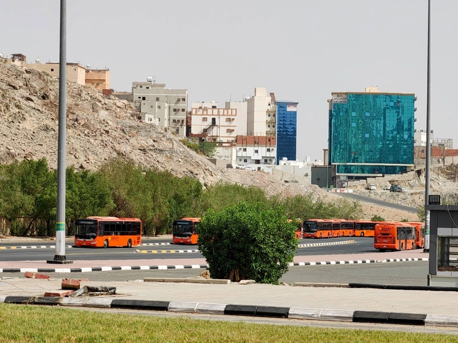 مواقف كدي في مكة المكرمة تتهيأ لاستقبال حجاج بيت الله الحرام عبر باصات جديدة مكيفة، ونقلهم من وإلى المسجد الحرام.
