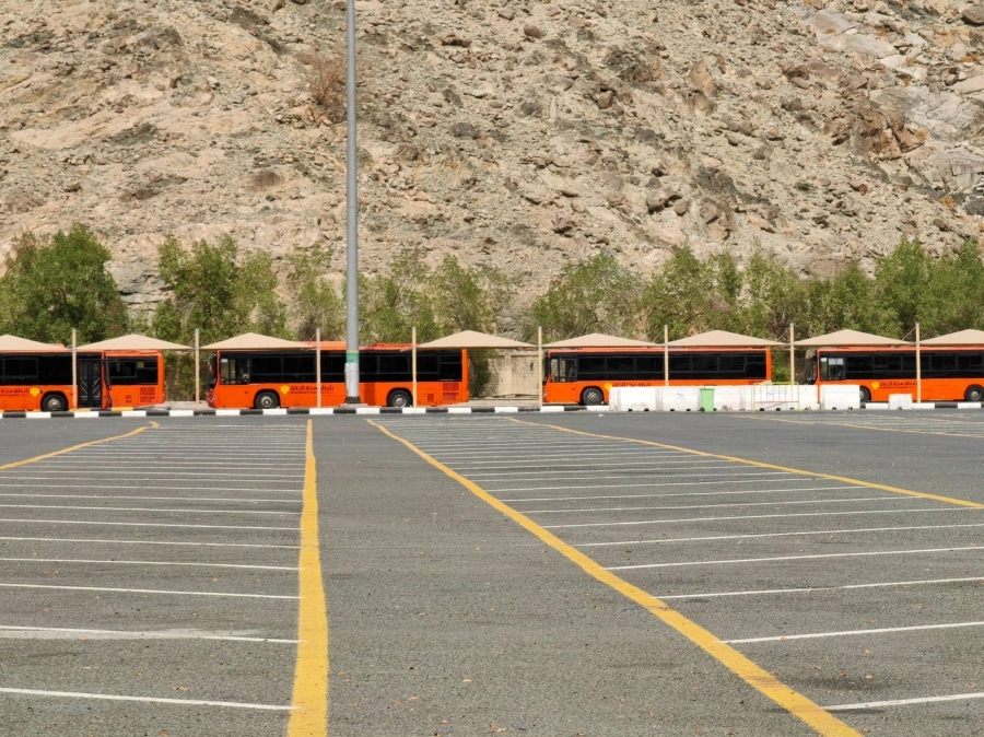 مواقف كدي في مكة المكرمة تتهيأ لاستقبال حجاج بيت الله الحرام عبر باصات جديدة مكيفة، ونقلهم من وإلى المسجد الحرام.
