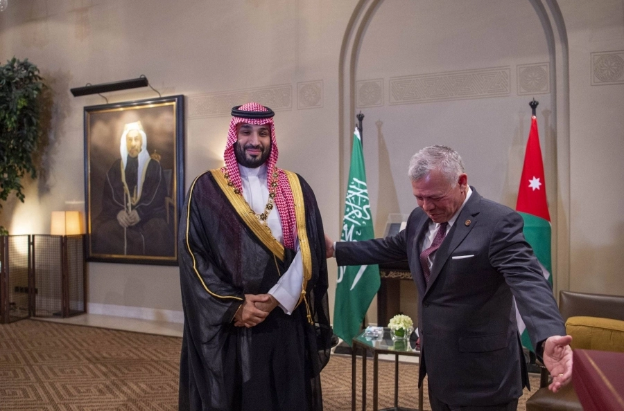 ولي العهد يتقلد قلادة الحسين بن علي                                                                                                                                               (واس)