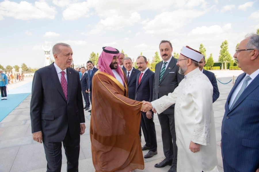 






.. ويصافح عددا من المسؤولين