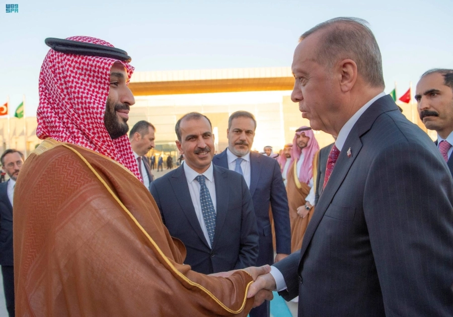 ولي العهد يصافح الرئيس التركي قبل مغادرته أنقرة "مكة"
