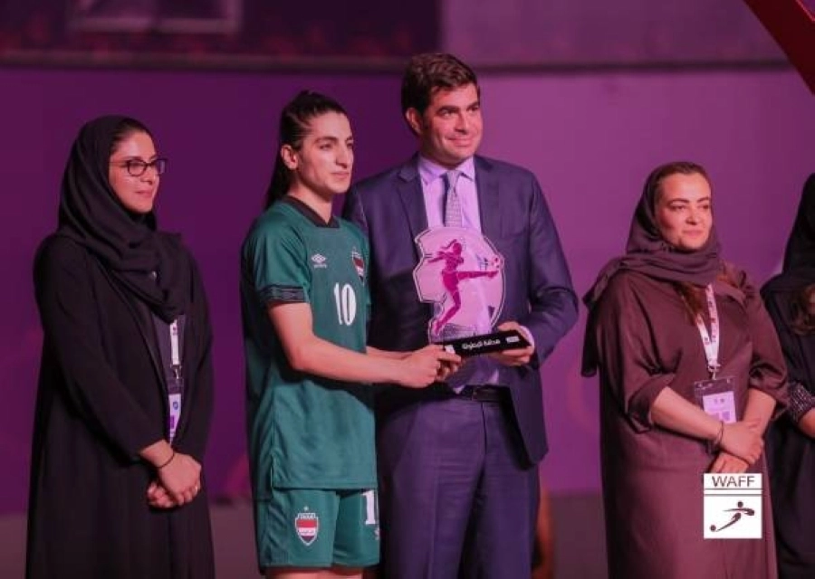 



خليل السالم يسلم جوائز البطولة