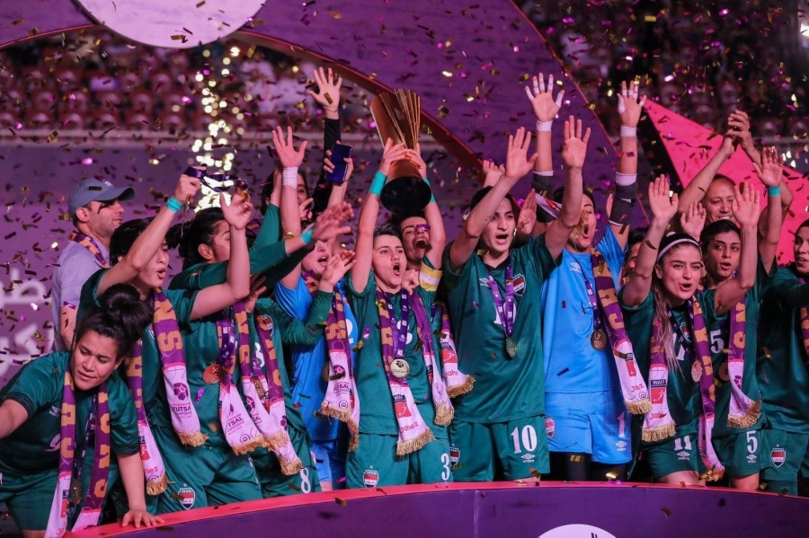 



لحظة تتويج منتخب العراق للسيدات بكأس البطولة