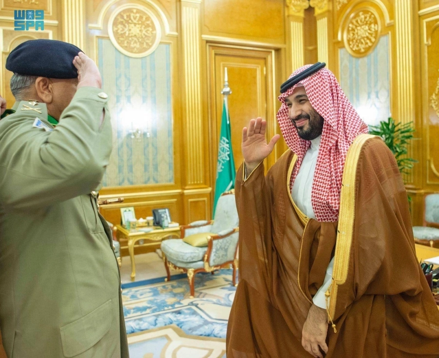 






الأمير محمد بن سلمان خلال استقباله قمر باجوا                                        (واس)