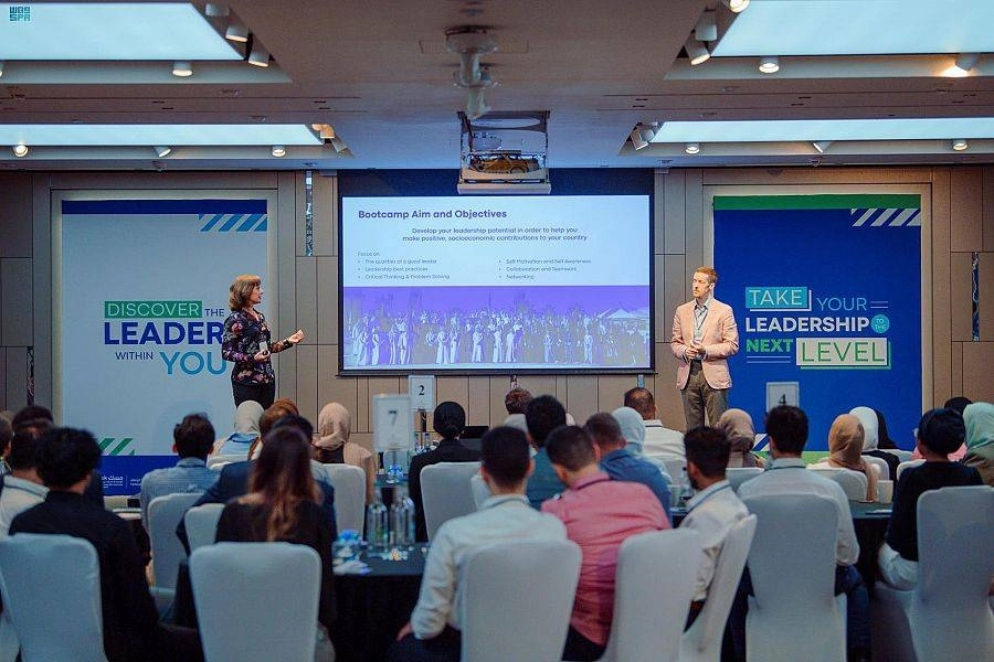 






إحدى الدورات في معسكر الزمالة في بريطانيا                      (مكة)