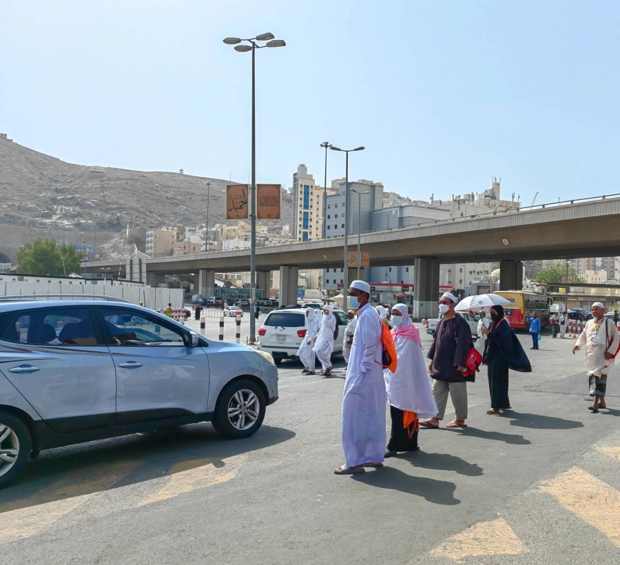 حجاج بيت الله الحرام في طريقهم إلى المسجد الحرام لأداء صلاة الظهر.
