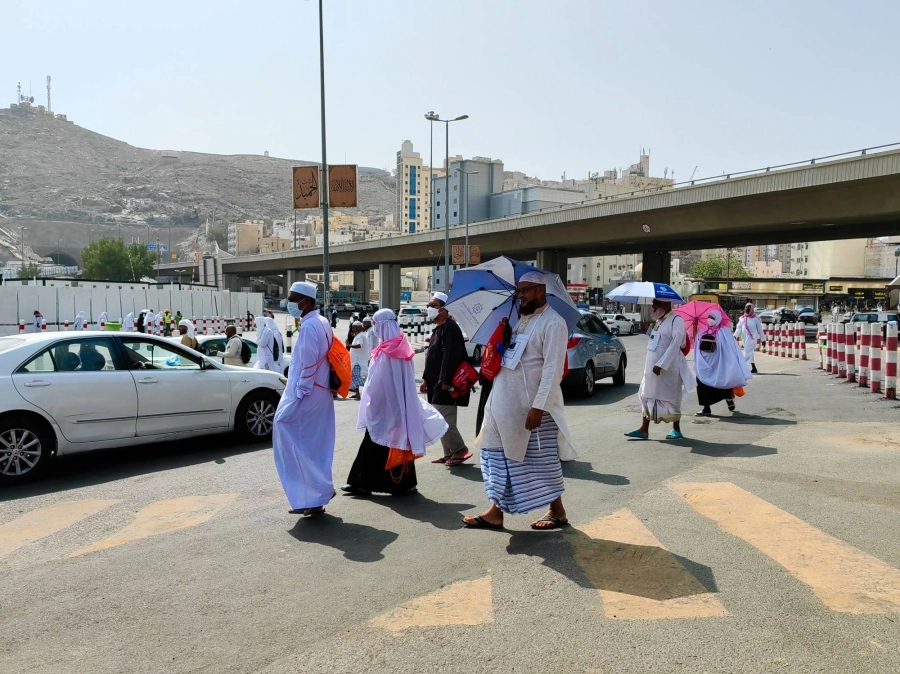 حجاج بيت الله الحرام في طريقهم إلى المسجد الحرام لأداء صلاة الظهر.
