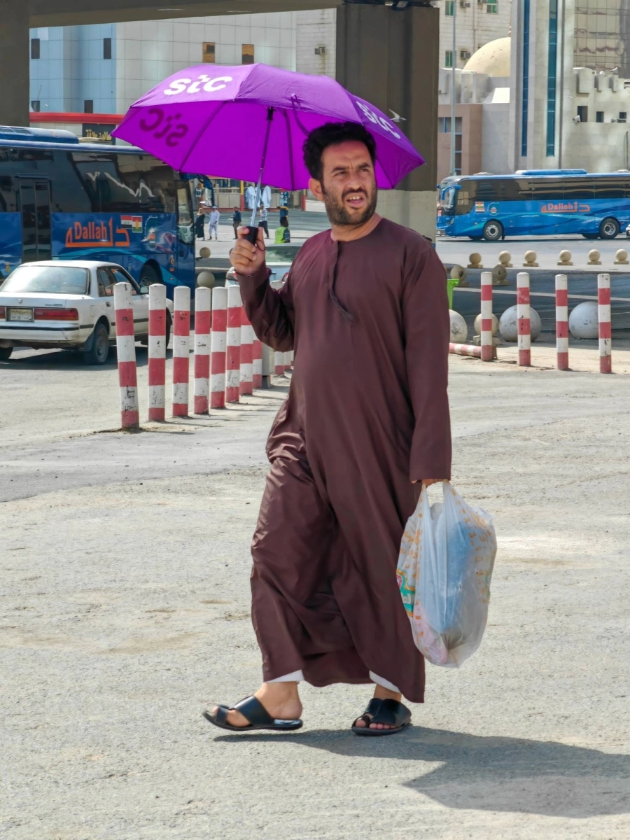 حجاج بيت الله الحرام في طريقهم إلى المسجد الحرام لأداء صلاة الظهر.
