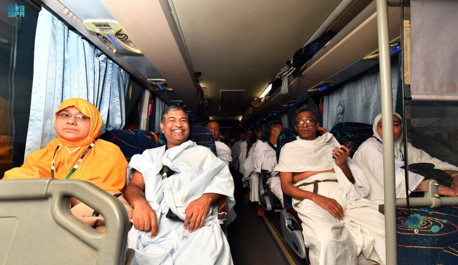 ضيوف الرحمن لدى مغادرتهم المدينة المنورة (مكة)