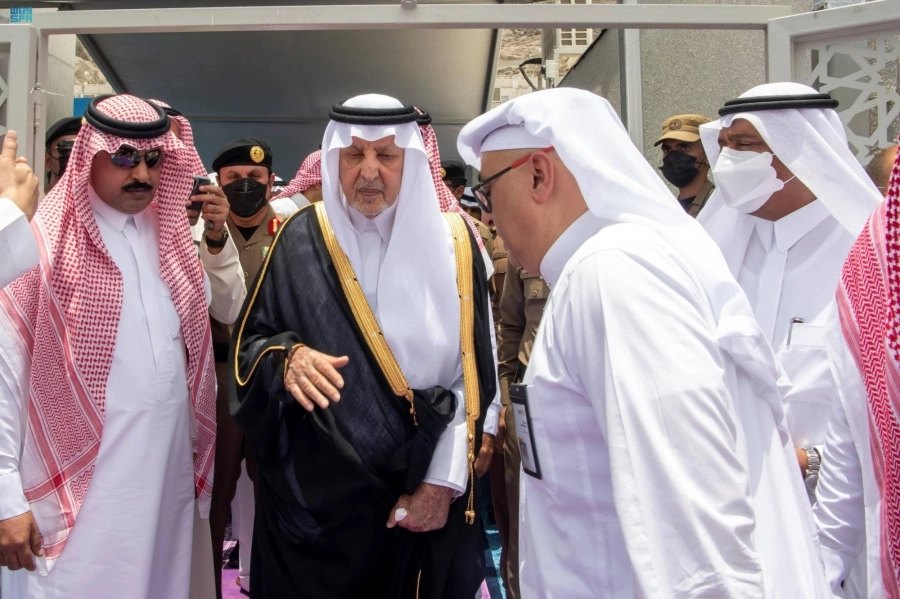 






خالد الفيصل لدى جولته التفقدية                 (مكة)