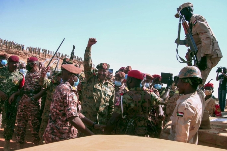 






البرهان لدى زياته الجنود على الحدود                                     (مكة)