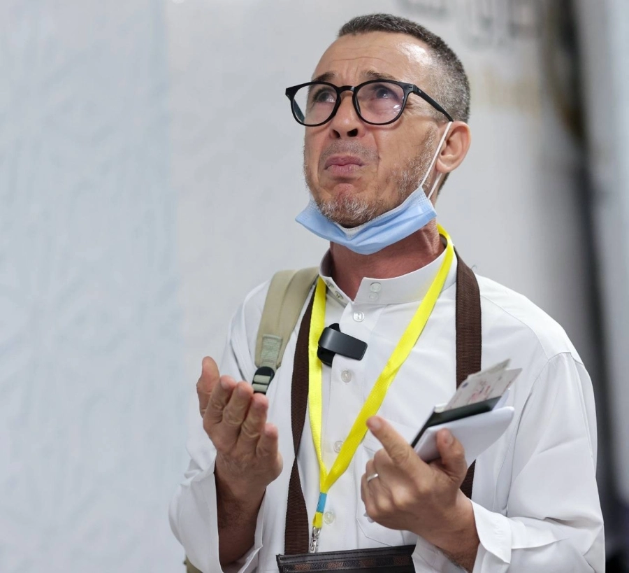 في صالة المغادرة بمطار الملك محمد الخامس بالمغرب، تعابير صادقة ارتسمت على وجوه ضيوف الرحمن المستفيدين من مبادرة طريق مكة.

