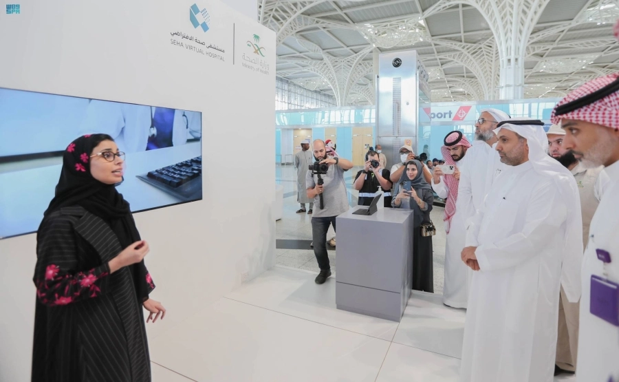 






الجلاجل يستمع لشرح عن الخدمة                        (مكة)