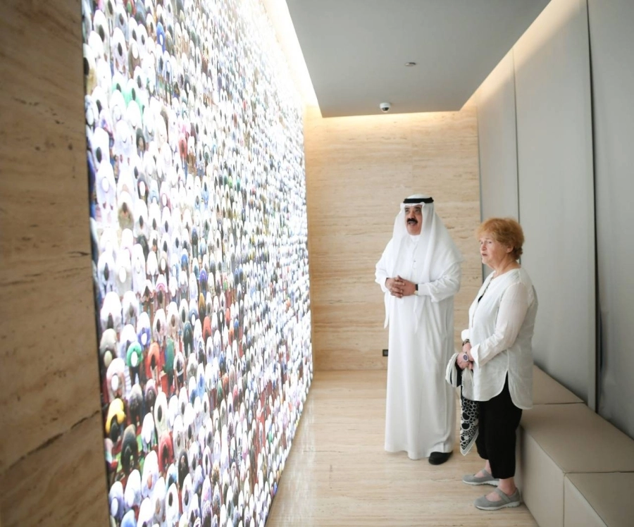 المبعوثة خلال زيارتها لمركز الحوار الوطني (مكة)