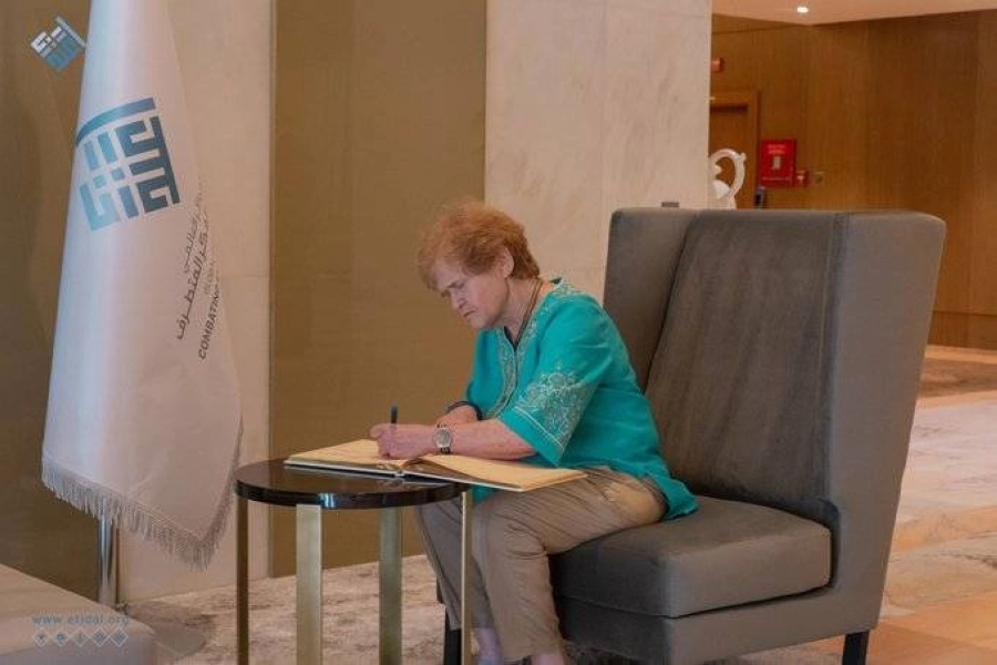 المبعوثة الأمريكية تسجل كلمتها بمركز اعتدال (مكة)