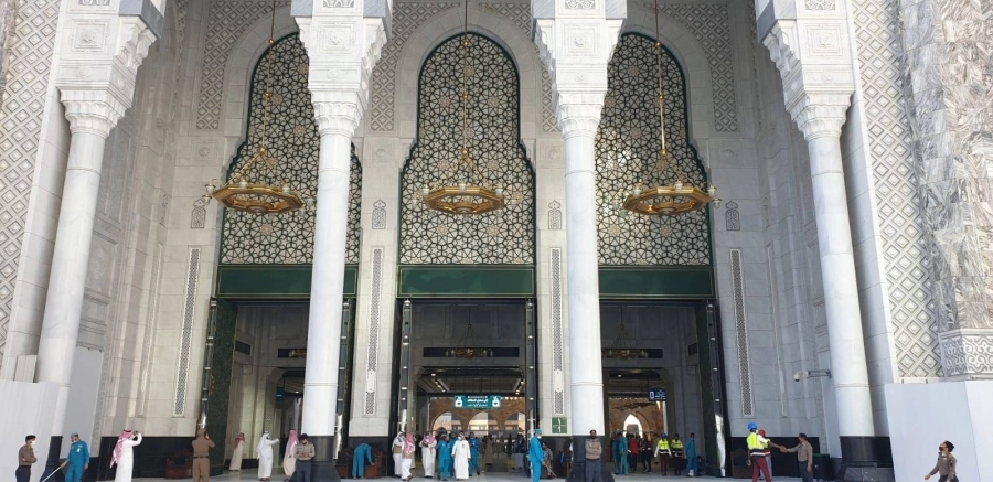 افتتح الرئيس العام لشـؤون المسـجد الحرام والمسجد النبوي الشـيخ الدكتور عبدالرحمن السديس أمس باب الملك عبدالعزيز في المسجد الحرام لتسهيل حركة الحشـود ومواكبة كثافة الحجاج. وأكد حرص الرئاسـة على أهمية الانتهاء من الأعمال الإنشائية والتشطيبات النهائية قبل حلول موسم الحج، وذلك وفق توجيهات القيادة الرشيدة، ليؤكد ريادة المملكة العالمية في خدمة الحرمين الشريفين وقاصديهما.