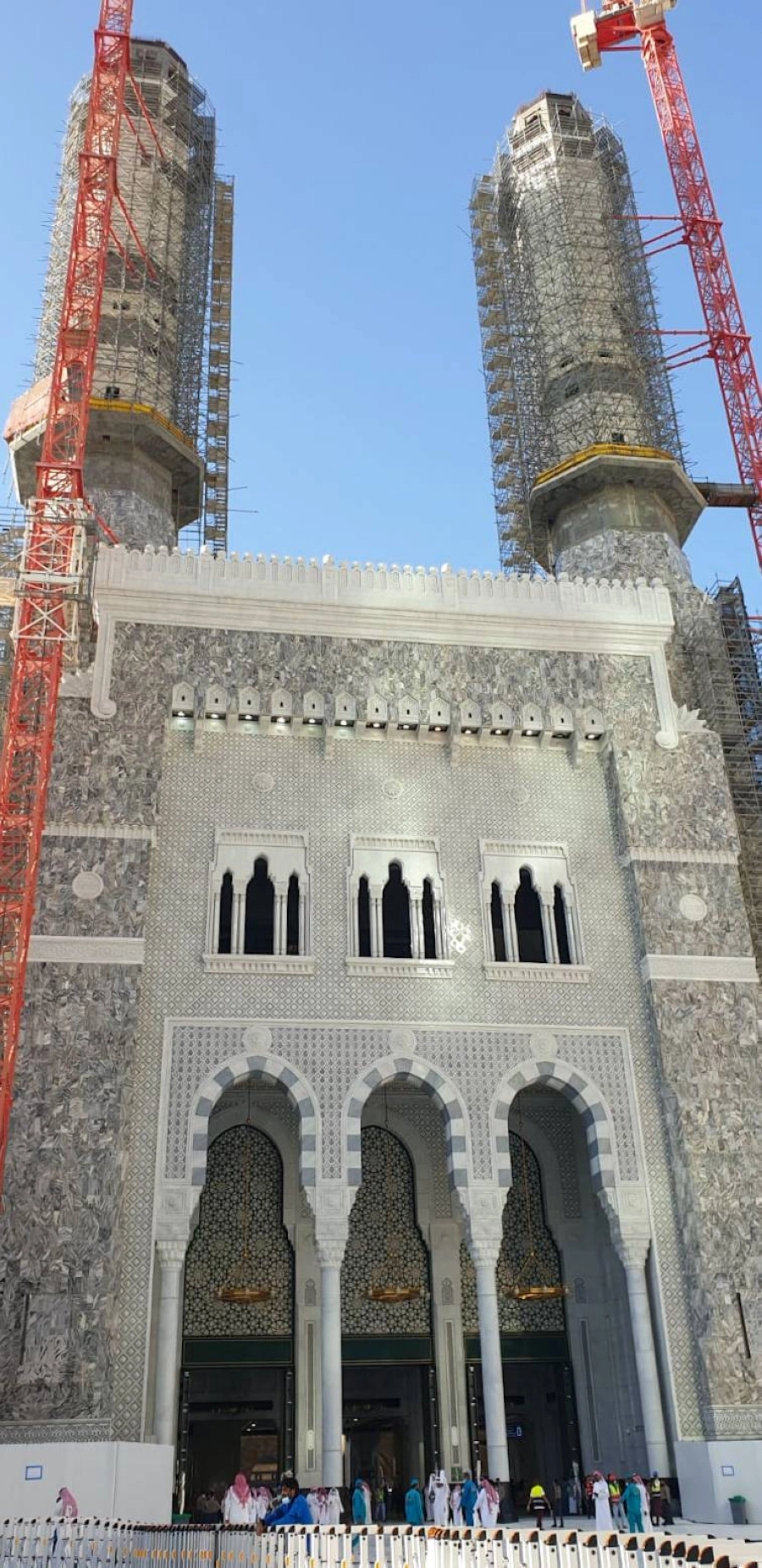 افتتح الرئيس العام لشـؤون المسـجد الحرام والمسجد النبوي الشـيخ الدكتور عبدالرحمن السديس أمس باب الملك عبدالعزيز في المسجد الحرام لتسهيل حركة الحشـود ومواكبة كثافة الحجاج. وأكد حرص الرئاسـة على أهمية الانتهاء من الأعمال الإنشائية والتشطيبات النهائية قبل حلول موسم الحج، وذلك وفق توجيهات القيادة الرشيدة، ليؤكد ريادة المملكة العالمية في خدمة الحرمين الشريفين وقاصديهما.