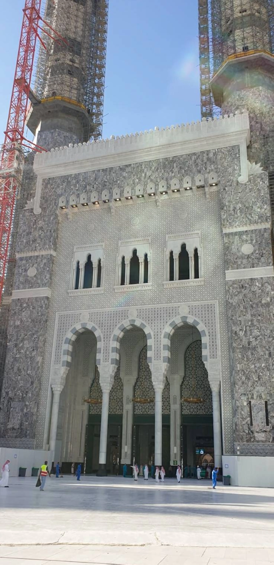 افتتح الرئيس العام لشـؤون المسـجد الحرام والمسجد النبوي الشـيخ الدكتور عبدالرحمن السديس أمس باب الملك عبدالعزيز في المسجد الحرام لتسهيل حركة الحشـود ومواكبة كثافة الحجاج. وأكد حرص الرئاسـة على أهمية الانتهاء من الأعمال الإنشائية والتشطيبات النهائية قبل حلول موسم الحج، وذلك وفق توجيهات القيادة الرشيدة، ليؤكد ريادة المملكة العالمية في خدمة الحرمين الشريفين وقاصديهما.