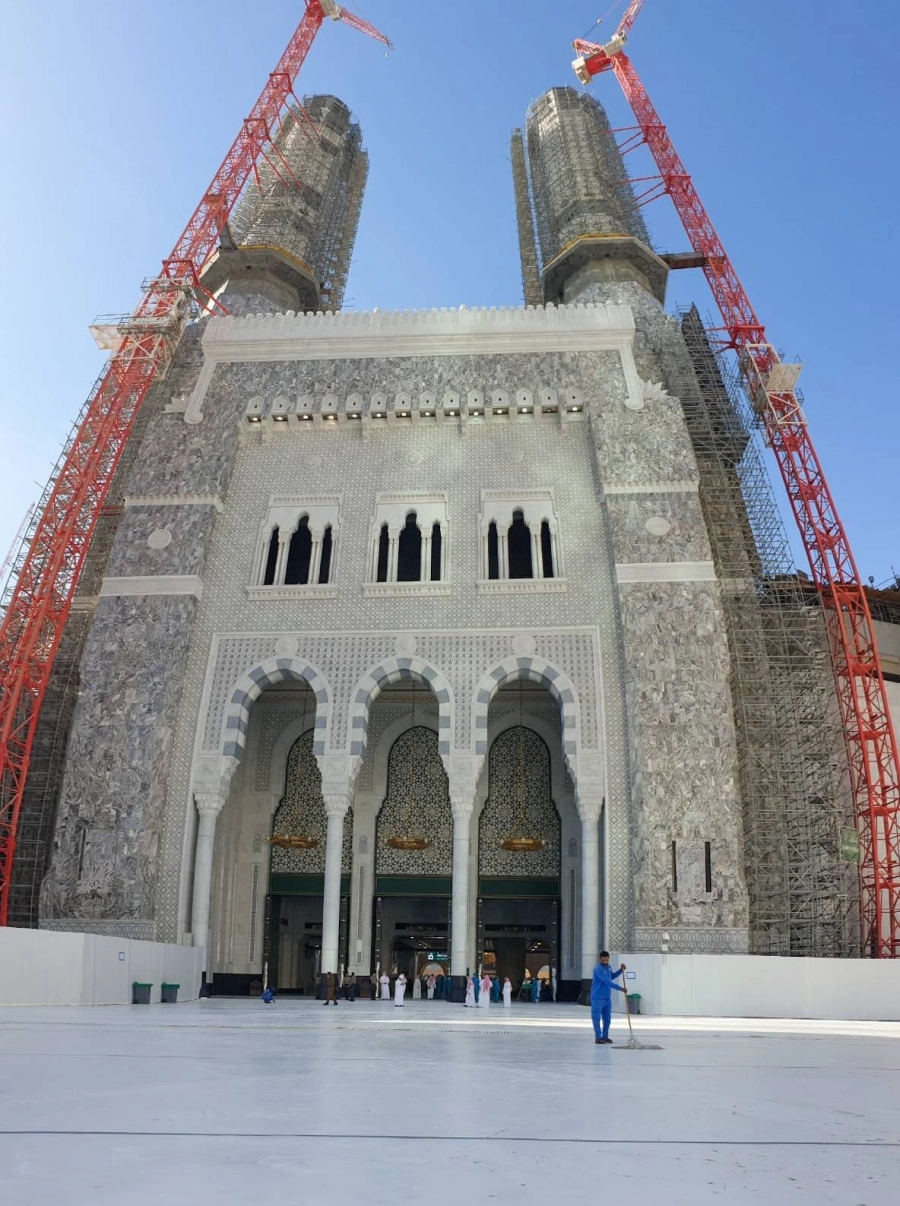 افتتح الرئيس العام لشـؤون المسـجد الحرام والمسجد النبوي الشـيخ الدكتور عبدالرحمن السديس أمس باب الملك عبدالعزيز في المسجد الحرام لتسهيل حركة الحشـود ومواكبة كثافة الحجاج. وأكد حرص الرئاسـة على أهمية الانتهاء من الأعمال الإنشائية والتشطيبات النهائية قبل حلول موسم الحج، وذلك وفق توجيهات القيادة الرشيدة، ليؤكد ريادة المملكة العالمية في خدمة الحرمين الشريفين وقاصديهما.