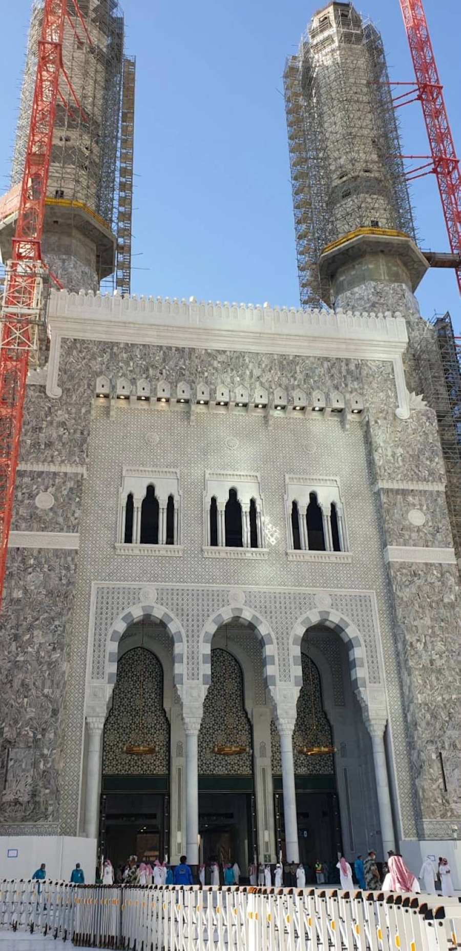 افتتح الرئيس العام لشـؤون المسـجد الحرام والمسجد النبوي الشـيخ الدكتور عبدالرحمن السديس أمس باب الملك عبدالعزيز في المسجد الحرام لتسهيل حركة الحشـود ومواكبة كثافة الحجاج. وأكد حرص الرئاسـة على أهمية الانتهاء من الأعمال الإنشائية والتشطيبات النهائية قبل حلول موسم الحج، وذلك وفق توجيهات القيادة الرشيدة، ليؤكد ريادة المملكة العالمية في خدمة الحرمين الشريفين وقاصديهما.