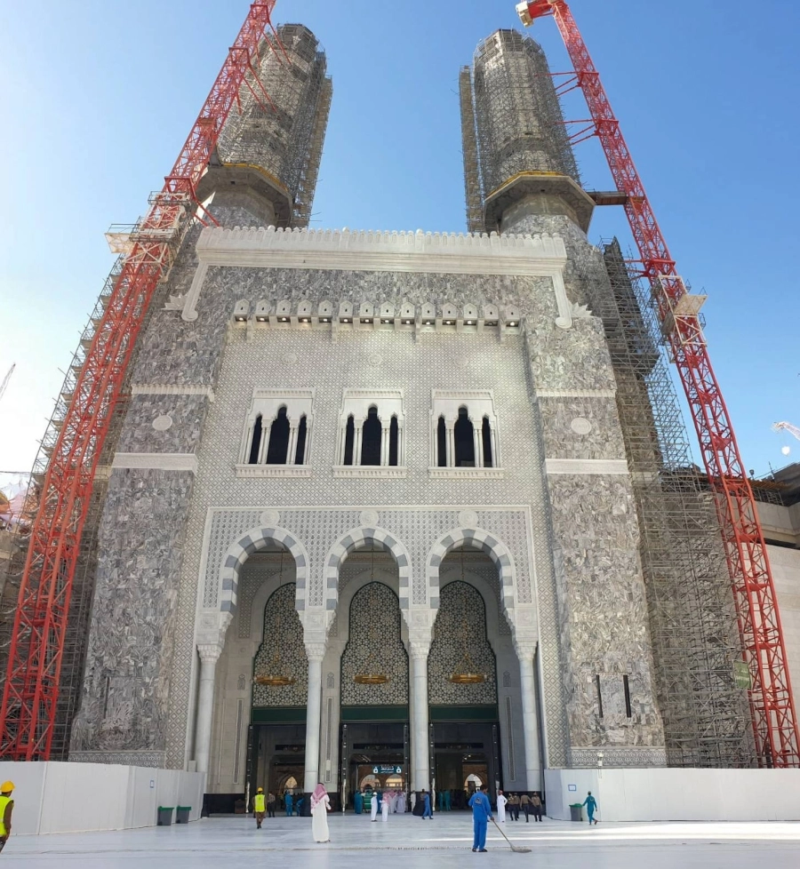 افتتح الرئيس العام لشـؤون المسـجد الحرام والمسجد النبوي الشـيخ الدكتور عبدالرحمن السديس أمس باب الملك عبدالعزيز في المسجد الحرام لتسهيل حركة الحشـود ومواكبة كثافة الحجاج. وأكد حرص الرئاسـة على أهمية الانتهاء من الأعمال الإنشائية والتشطيبات النهائية قبل حلول موسم الحج، وذلك وفق توجيهات القيادة الرشيدة، ليؤكد ريادة المملكة العالمية في خدمة الحرمين الشريفين وقاصديهما.