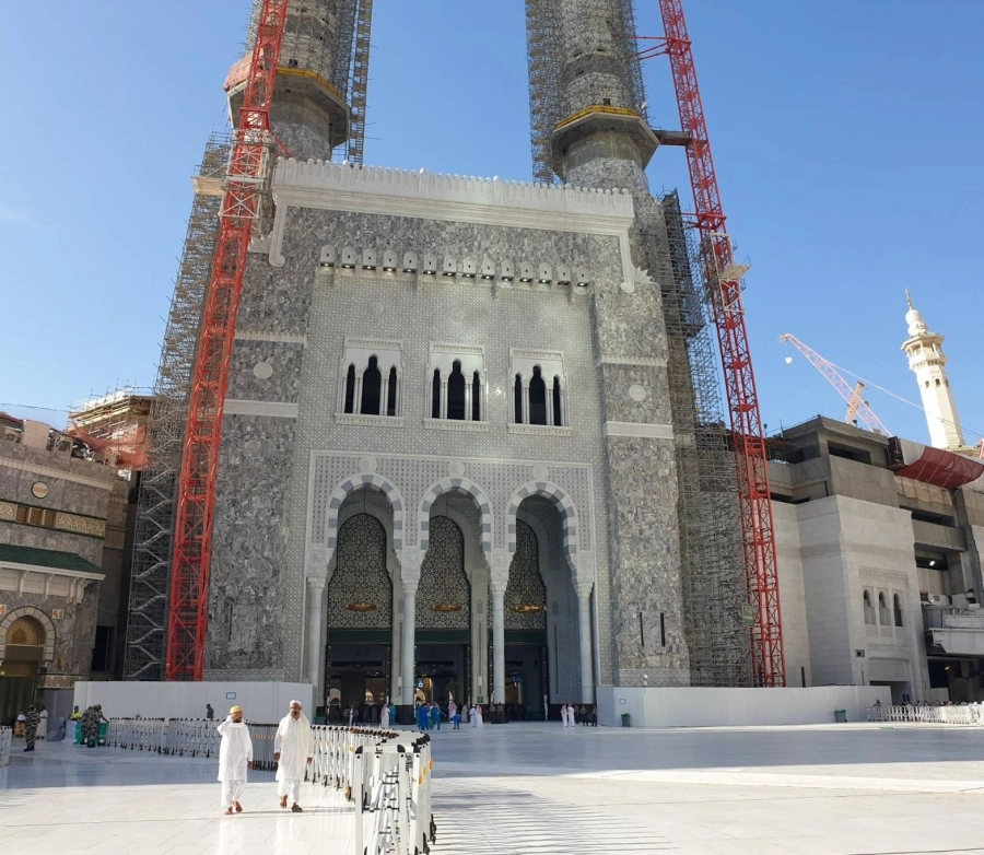 افتتح الرئيس العام لشـؤون المسـجد الحرام والمسجد النبوي الشـيخ الدكتور عبدالرحمن السديس أمس باب الملك عبدالعزيز في المسجد الحرام لتسهيل حركة الحشـود ومواكبة كثافة الحجاج. وأكد حرص الرئاسـة على أهمية الانتهاء من الأعمال الإنشائية والتشطيبات النهائية قبل حلول موسم الحج، وذلك وفق توجيهات القيادة الرشيدة، ليؤكد ريادة المملكة العالمية في خدمة الحرمين الشريفين وقاصديهما.