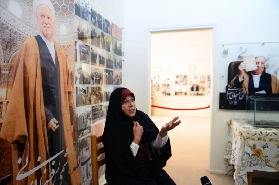 






فائزة رفسنجاني تتحدث وخلفها صورة والدها  (مكة)