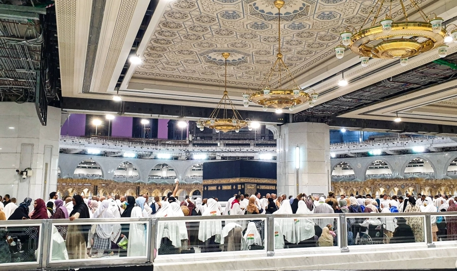 حجاج بيت الله الحرام يستلمون الحجر من الدور الأول بعد امتلاء صحن المطاف.
