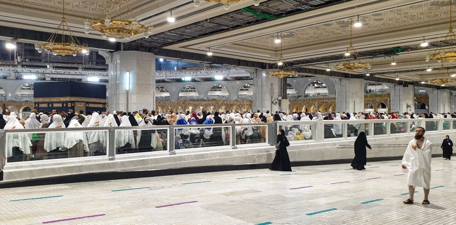 حجاج بيت الله الحرام يستلمون الحجر من الدور الأول بعد امتلاء صحن المطاف.
