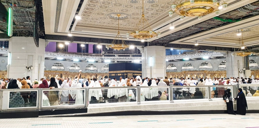 حجاج بيت الله الحرام يستلمون الحجر من الدور الأول بعد امتلاء صحن المطاف.
