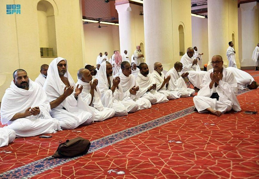 حجاج يؤدون الصلاة قبل تفويجهم (مكة)