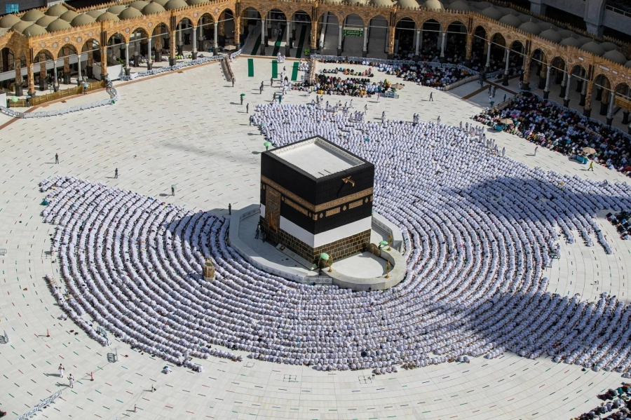 في أجواء روحانية، ووسط تنظيم الجهات المسؤولة، أدى ضيوف الرحمن صلاة العصر أمس في الحرم المكي الشريف بكل يسر.
