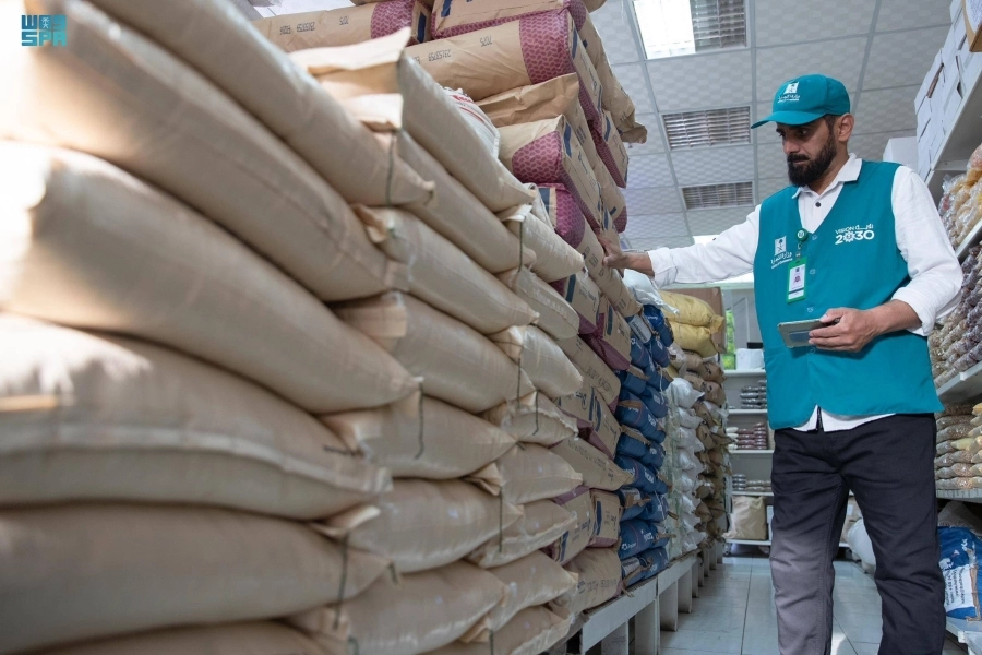 



مفتشو التجارة أثناء إحدى الجولات