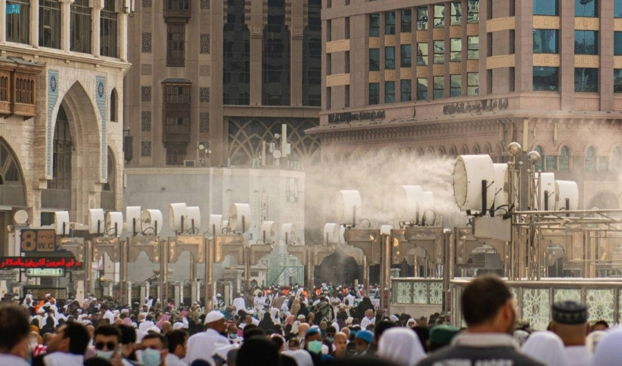 






مراوح الرذاذ بساحات الحرم المكي                                    (مكة)