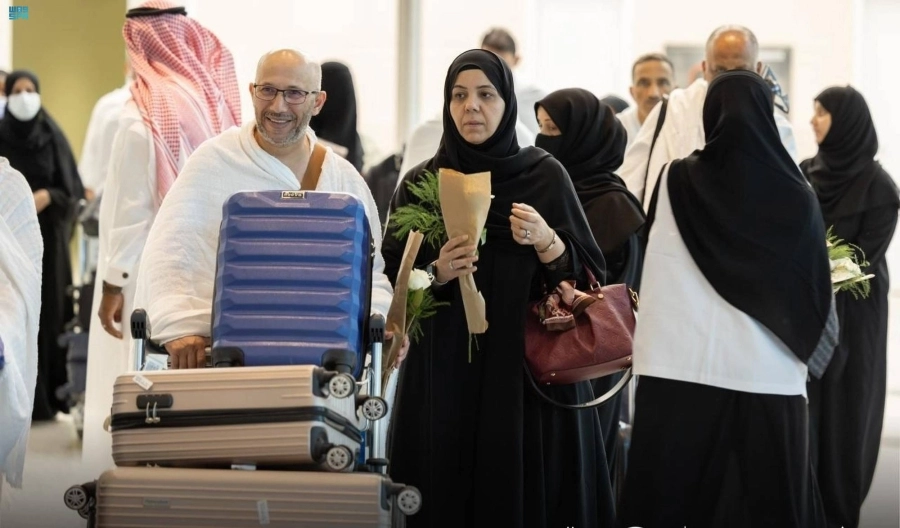 استقبال الحجاج بالورود والهدايا                                                                                      (مكة)