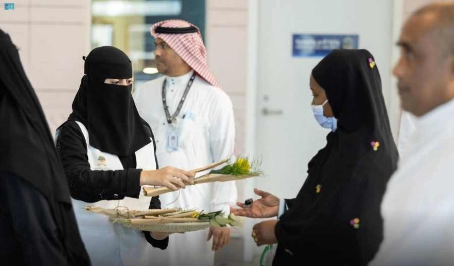 استقبال الحجاج بالورود والهدايا                                                                                      (مكة)
