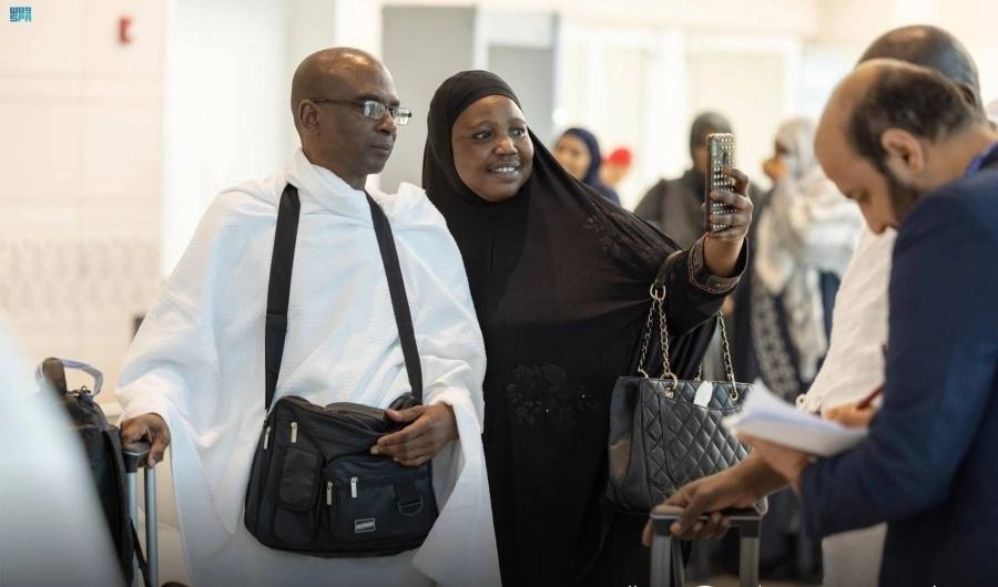 استقبال الحجاج بالورود والهدايا                                                                                      (مكة)