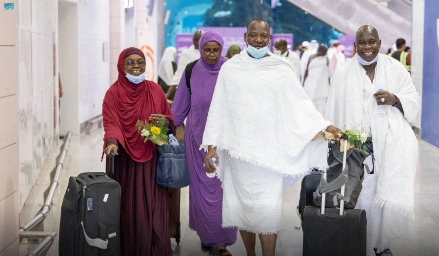 استقبال الحجاج بالورود والهدايا                                                                                      (مكة)