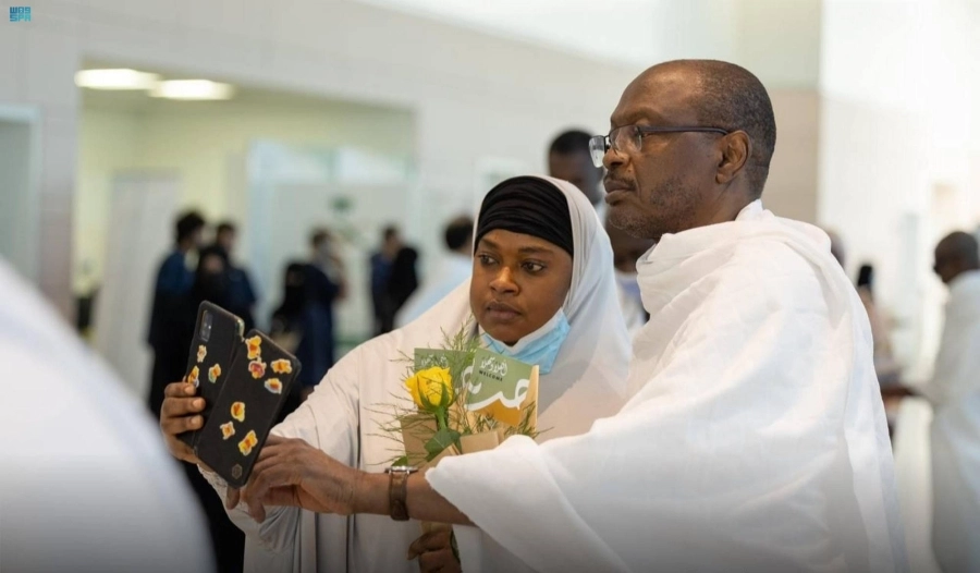 استقبال الحجاج بالورود والهدايا                                                                                      (مكة)