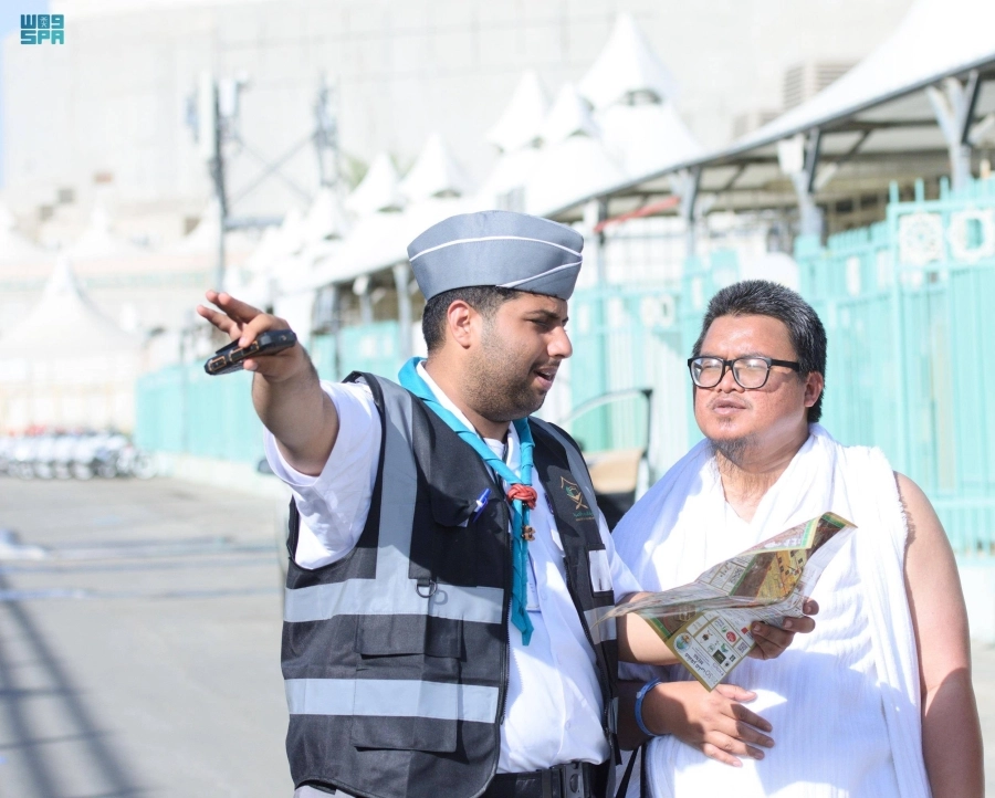 



كشاف يرشد أحد الحجاج                (مكة)